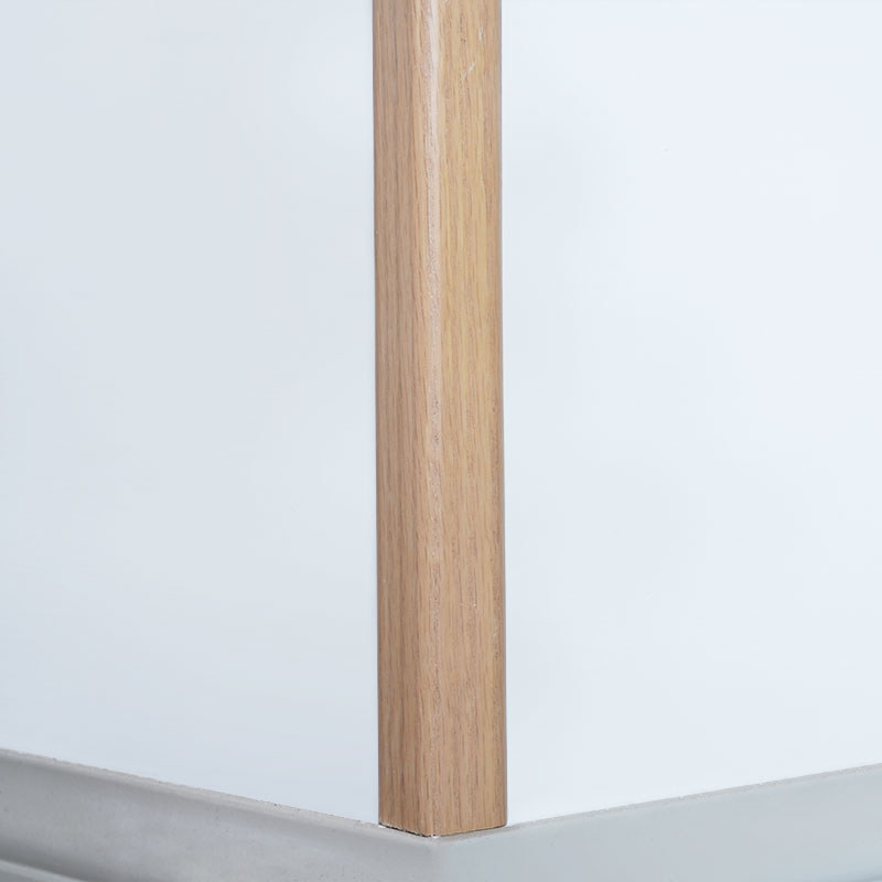 Massivt tre rett vinkel (90°) overgangslist (omviklet med rød eikfiner + maling) - Eik farge 1 1/9' x 1 1/9'