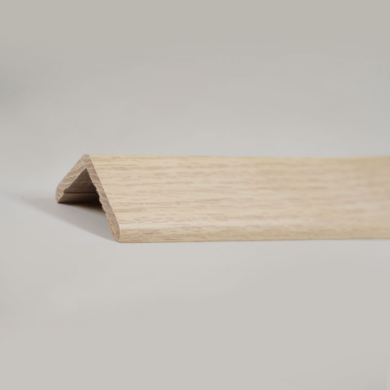 Massivt tre rett vinkel (90°) overgangslist (omviklet med rød eik finer+ maling) - eik farge 1 1/2' x 1 1/2'