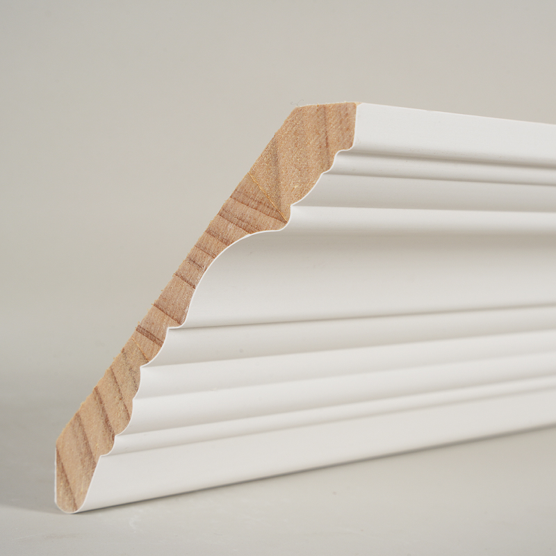 Kronelist i furu (fyllgrunnet og perlehvit) 3/5' x 4 1/2'
