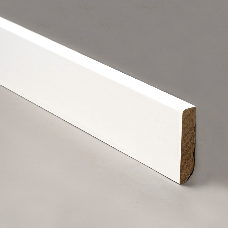 Sokkellister i heltre (grunnet og malt med fyllstoff) - Hvit 1/2' x 2 3/8'